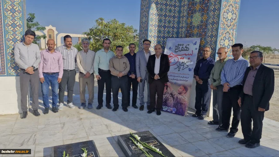 آغاز هفته بسیج با عطرافشانی و زیارت قبور مطهر شهدا 3