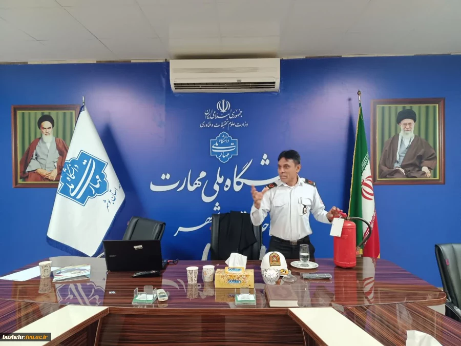 برگزاری کارگاه آموزشی ایمنی و آتش‌نشانی در آموزشکده پسران بوشهر 5